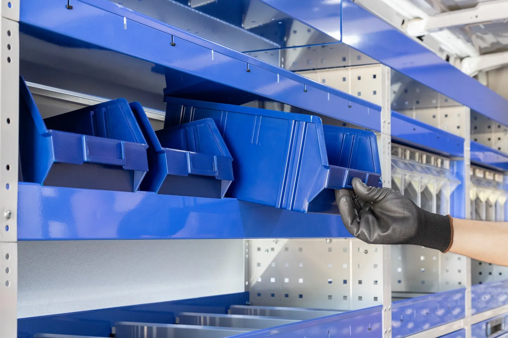 Vasche portaminuteria asportabili per scaffalature da furgone