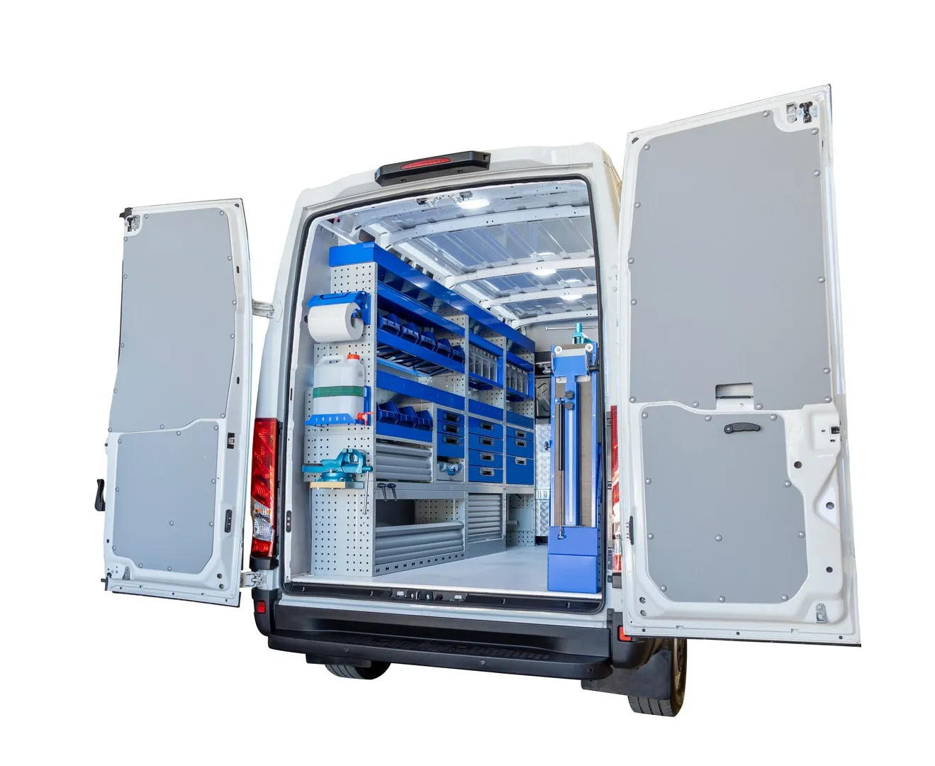 Furgone allestito Tecnolam: officina mobile completa con scaffalature in acciaio